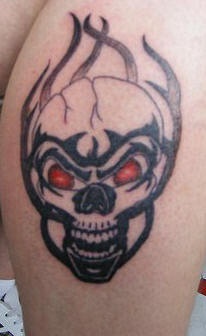 cranio arrabiato in fiamme nera tatuaggio