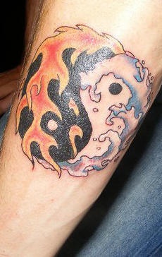 Le tatouage de feu et de l&quoteau en symbole de yin yang