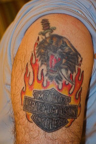 Tatuaje de emblema de Harley Davidson en fuego