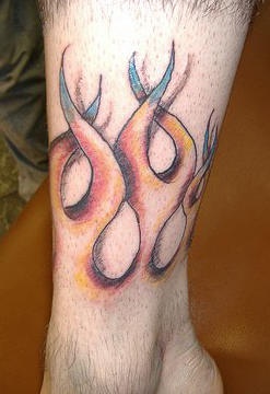 Tatuaje de llamas en fuego en pierna