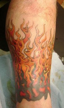 classico fiamme tatuaggio sulla gamba