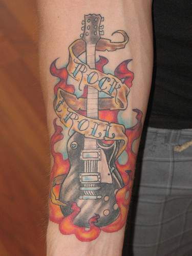 chitarra con fiamma rock n rol tatuaggio