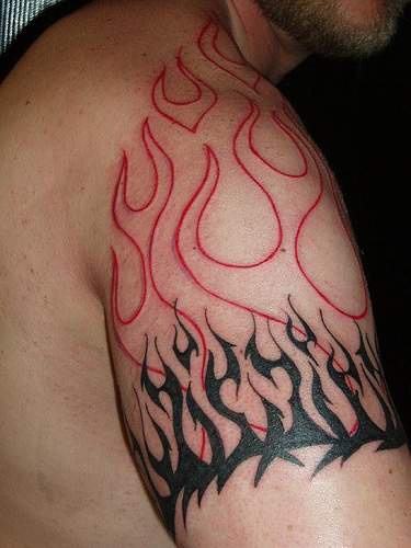 fiamma e tribale tatuaggio
