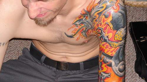 Tatuaje mango completa de monstruo en fuego