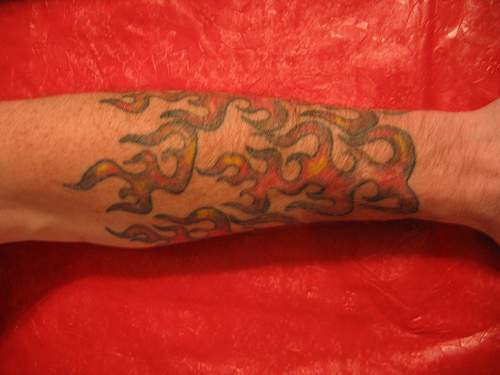 Tatuaje de llamas de fuego en la mano