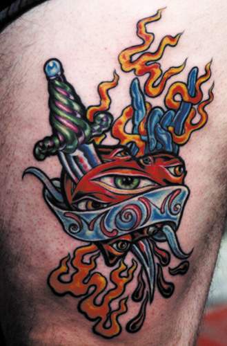 Tatuaje de corazón atravesado con espada en fuego