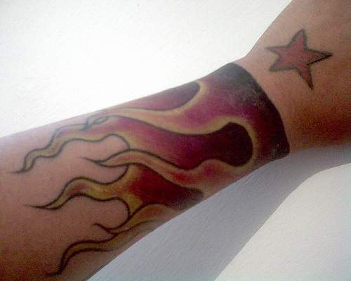 Tatuaje de llamas en fuego en la mano