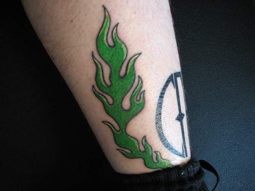 piccola fiamma verde tatuaggio