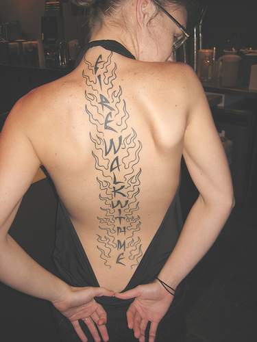 Tatuaje en columna vertebral de fuego