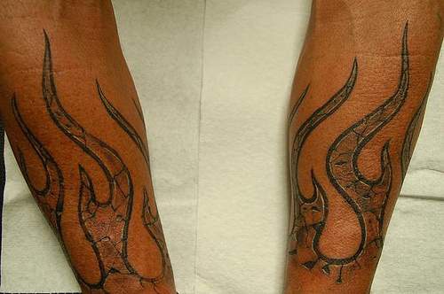 Steinerne Flamme beiden Hände Tattoo