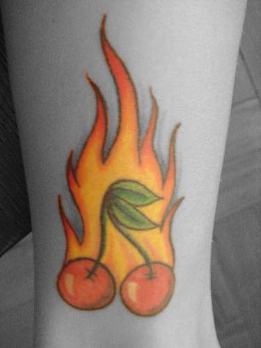 Kirsche auf Feuer Tattoo