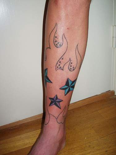 Le tatouage de silhouette de feu avec des étoiles