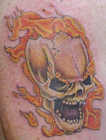cranio arrabiato in fiamme tatuaggio