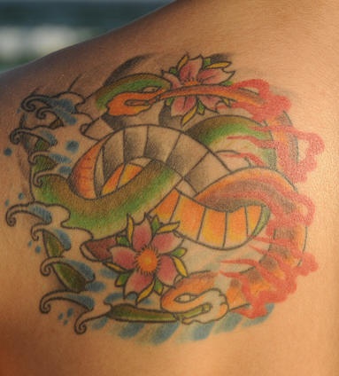 Tatuaggio bello sulla spalla il serpente verde giallo & i fiori
