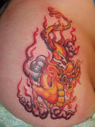 Tatuaje de un dragón en fuego
