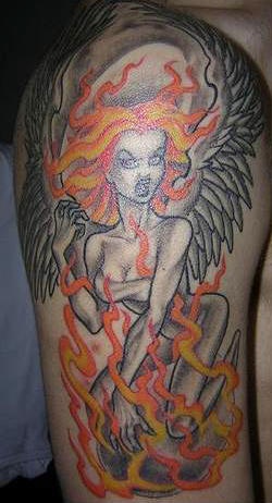 Tatuaje de mujer demoniaca en fuego