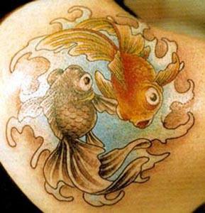 Tatuaje  estilo yin yang los peces dorados