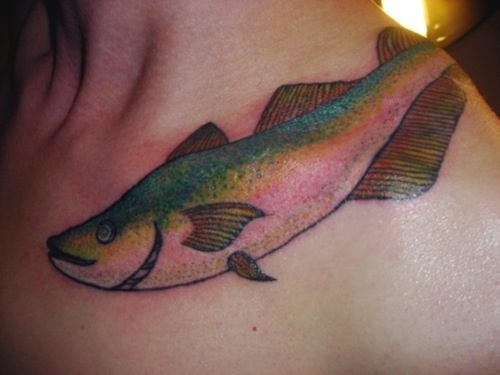 Tatuaje en color del pescado salmón.