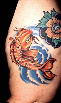 Estupendo tatuaje el pez dorado con una flor en color