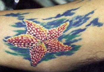 Muy lindo tatuaje asteria en colores suaves