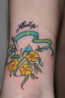bandiera e fiori colorati tatuaggio