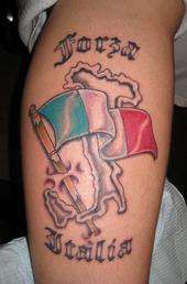Tatuaje bota italiana y la bandera