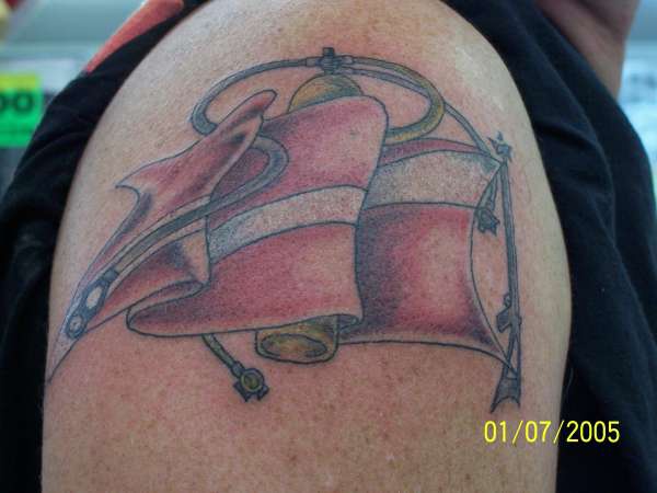 bandiera di mare sul vento tatuaggio