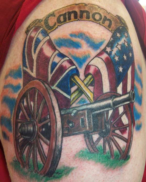 Tatuaje banderas de Estados Unidos y Gran Bretaña en cañón