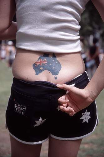 patriotico australiano su parte bassa sulla schiena tatuaggio