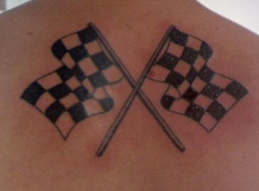 Tatuaje  banderas de carreras en espalda