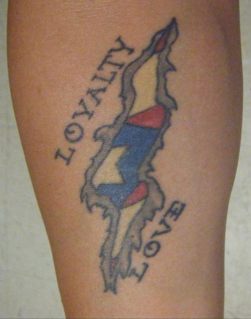 Tatuaje silueta de Cuba con colores de bandera