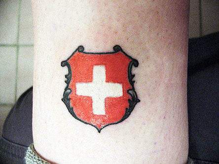 Schweize Flagge im Schild Tattoo