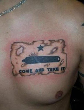 Tatuaje come and take en una bandera en pecho