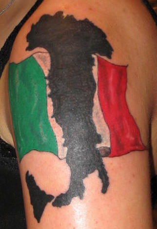 bandiera italiana e mappa tatuaggio