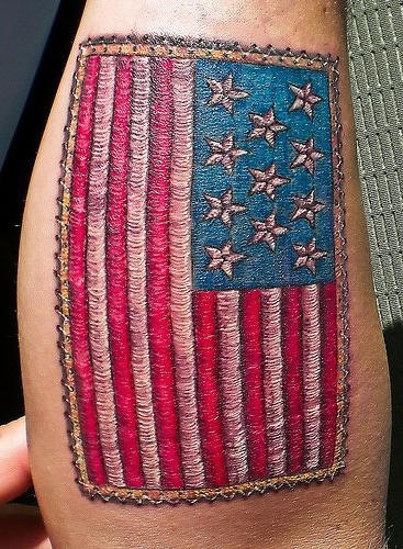Le tatouage de drapeau américain façonné
