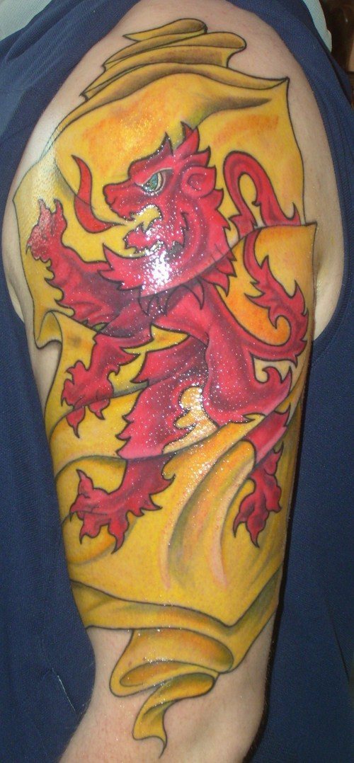 Tatuaje bandera amarilla con leon rojo