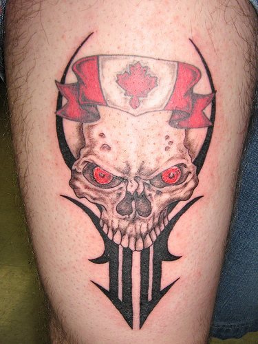 Le tatouage du drapeau canadien avec une crâne
