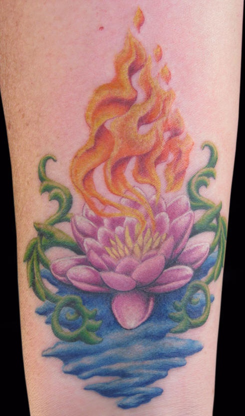 El tatuaje de una flor de loto en el agua con fuego en color
