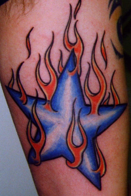 Tatuaje de estrella azul en fuego