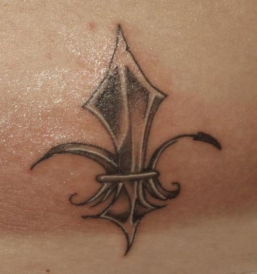 Tatuaje flor de lis de hierro