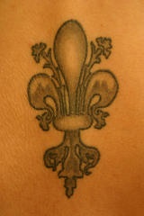 Le tatouage d&quotun beau symbole de fleur de lys