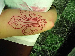 Tatuaje flor de lis tinta color rosa
