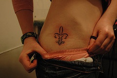 Le tatouage de fleur de lys sur la hanche