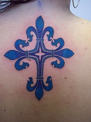Blaues Fleur de Lis Kreuz Tattoo