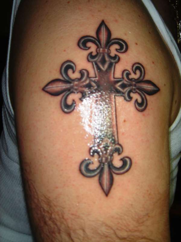 fleur de lis croce tatuaggio sul braccio