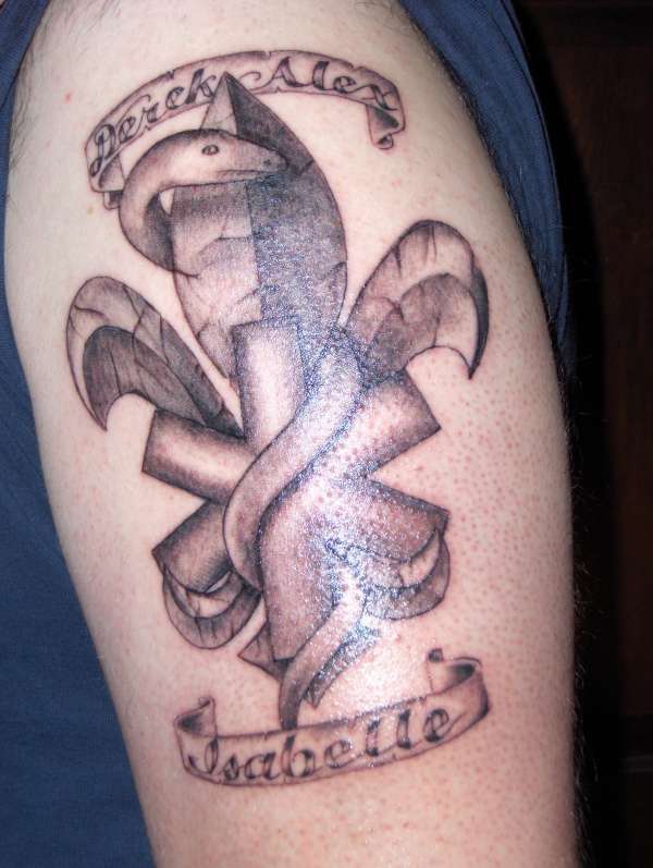 Tatuaje flor de lis con serpiente