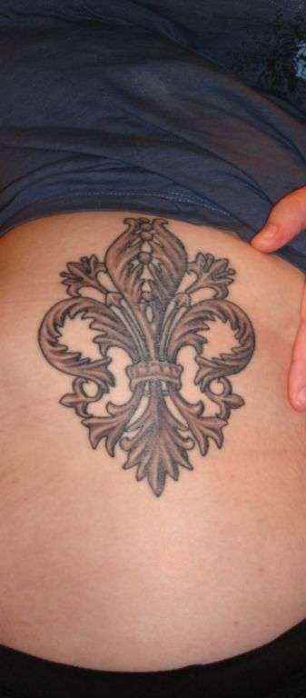 Detailliertes Tattoo von Fleur de Lis