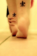 Fleur de Lis Tattoo an beiden Beinen