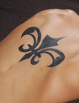 Le tatouage de fleur de lys tribal sur le dos