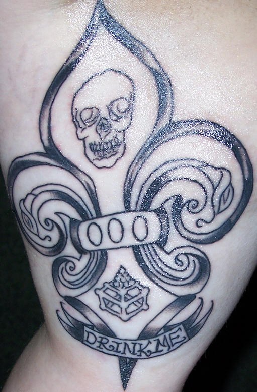 Le tatouage de fleur de lys avec une crâne et une inscription bois moi